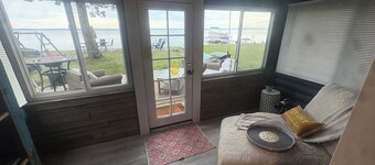 Charming 2-bedroom cabin with AC, WiFi in lovely Houghton Lake