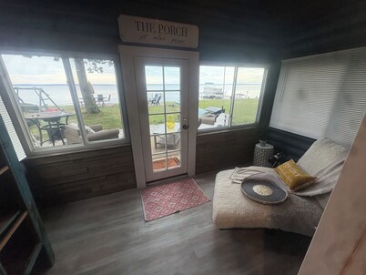 Charming 2-bedroom cabin with AC, WiFi in lovely Houghton Lake