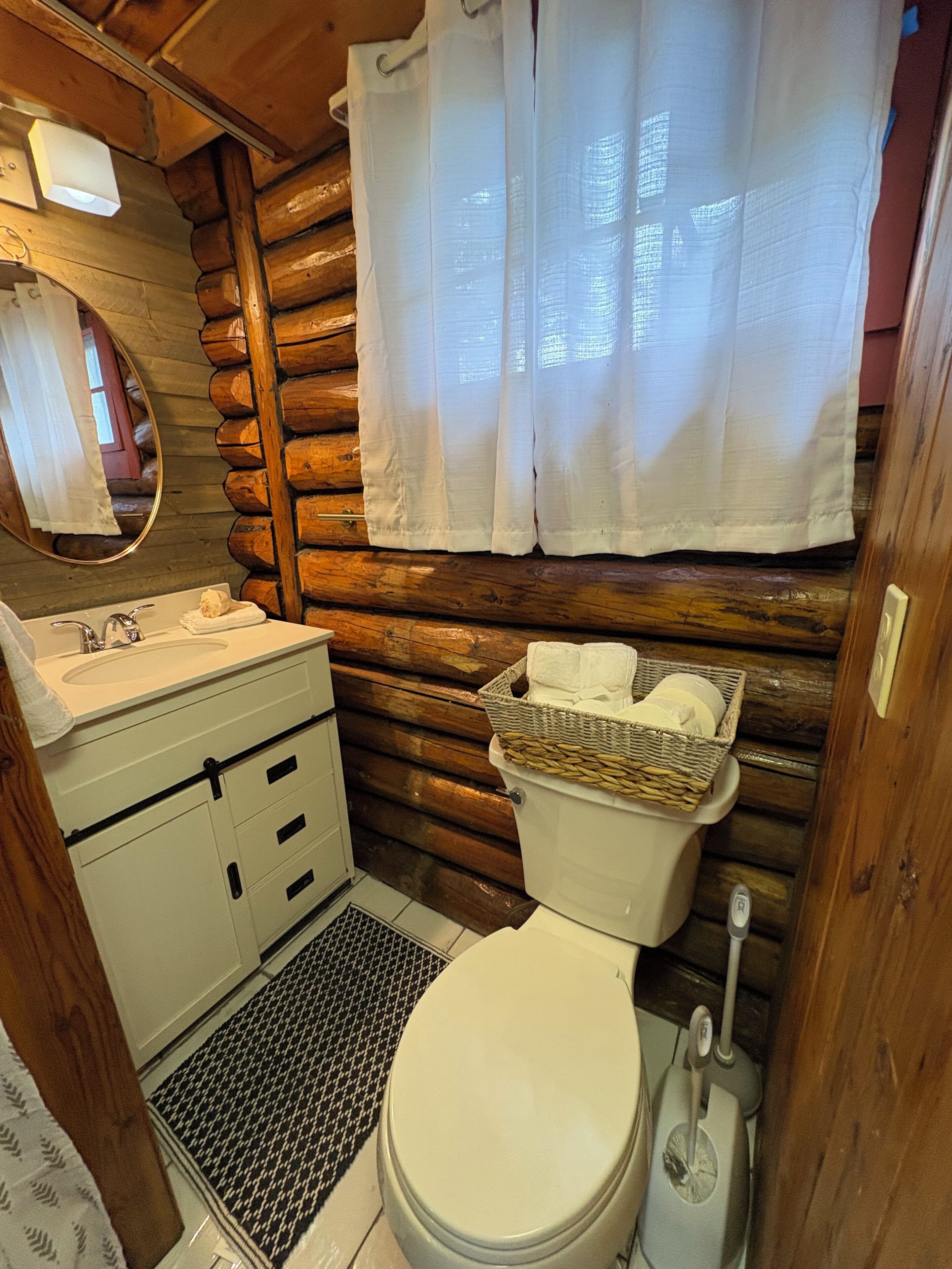 Douche, sèche-cheveux, serviettes fournies, papier toilette