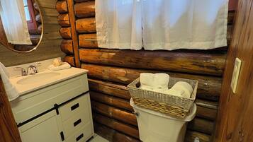 Chuveiro, secador de cabelo, toalhas de banho, papel higiênico