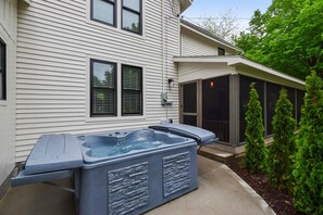 A house with a hot tub in the backyard, a covered porch, and a screened area. - Saugatuck Farmhouse (Saugatuck)