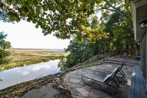 Un patio con vista a un río y la vegetación circundante.