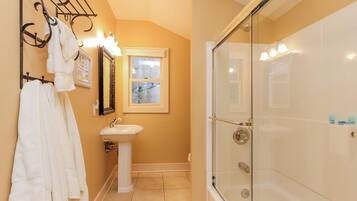 Villa (3 Bedrooms) | Bathroom | Shower, hair dryer