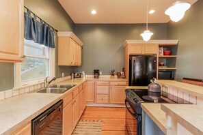 Vila (3 Bedrooms) | Cozinha privada | Micro-ondas, fogão, lava-louças, liquidificador