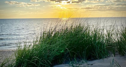 The Sharlene-hot tub Fenced Yard Steps to Douglas