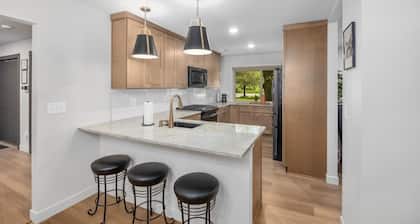 The Pines-pets,across From Ivy Center EC, Town!