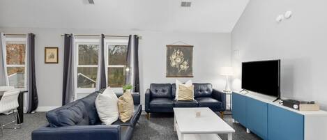 Departamento (2 Bedrooms) | Área de sala de estar | Televisión