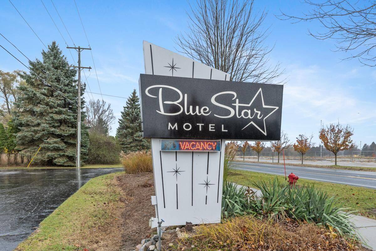 Señal de motel con un letrero de 'VACANCY'.