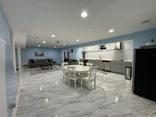 Charming 1-bedroom basement apartment in fabulous Springfield with AC, WiFi