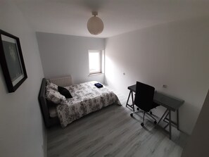 4 quartos, ferros/tábuas de passar roupa, Wi-Fi, roupa de cama