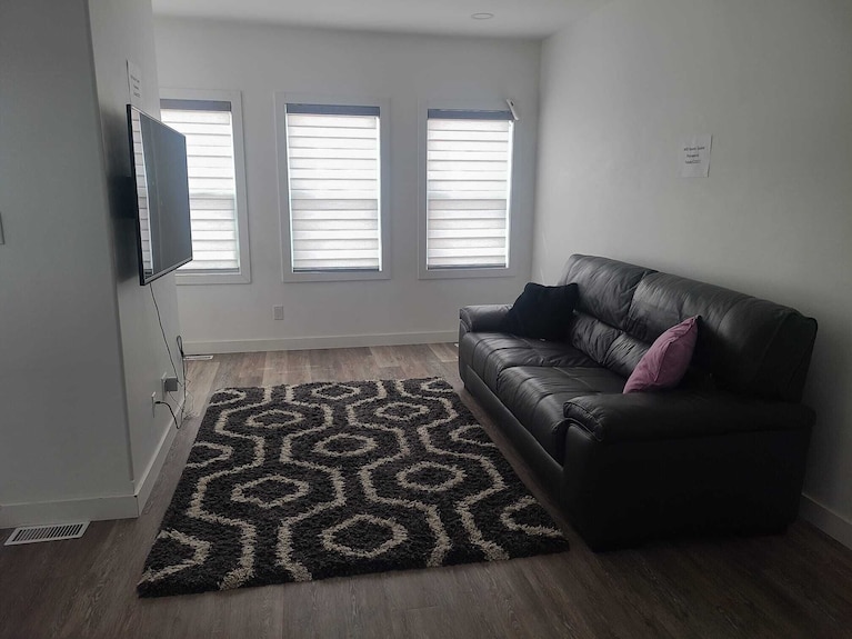 Amazing 4 Bedrooms Entire Home In Winnipeg With Free Parking, Wi-fi And More - Winnipeg