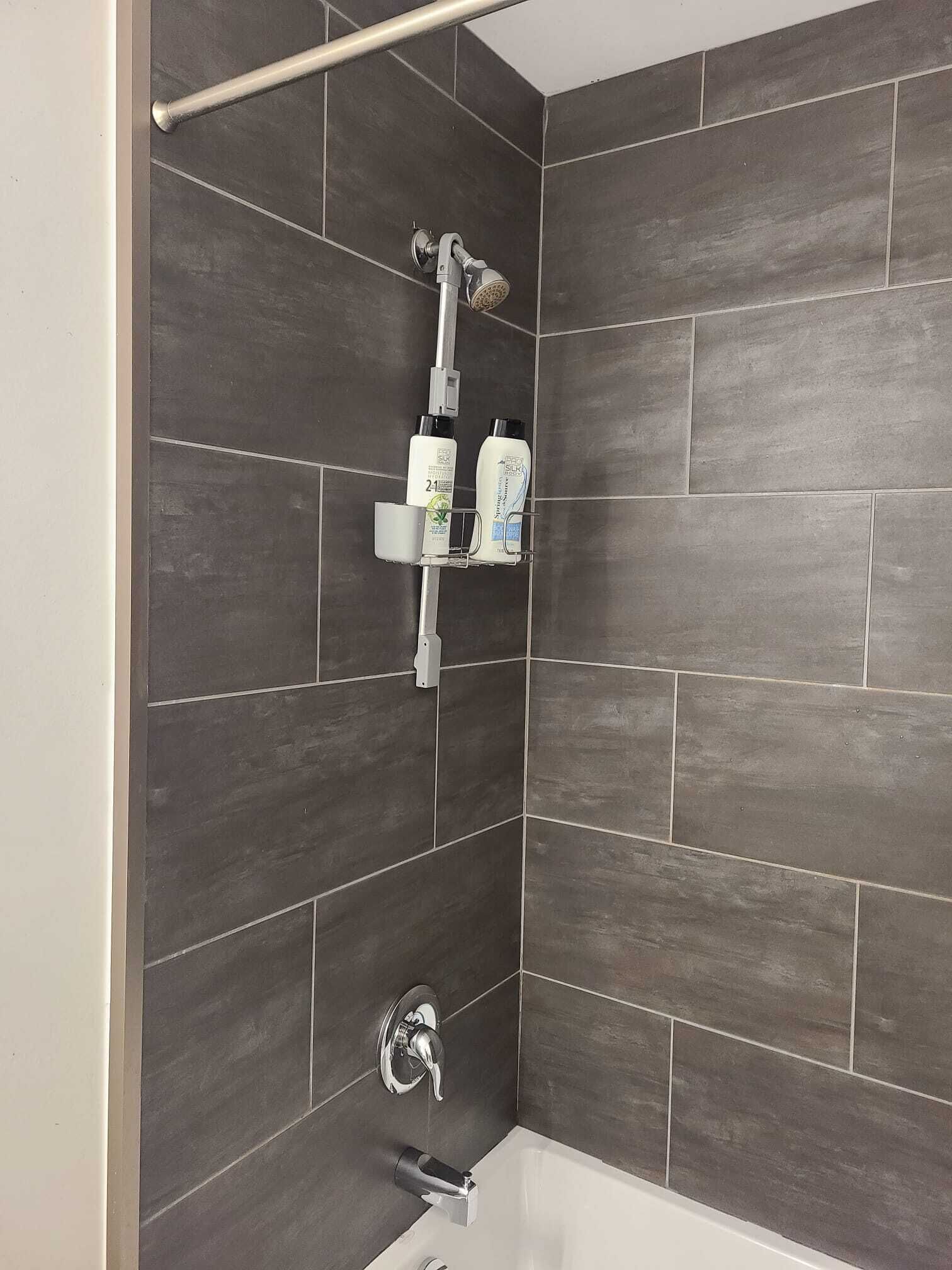 Secadora de cabello, toallas, jabón, papel de baño 