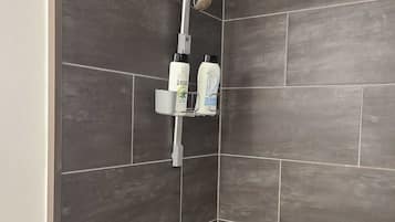 Secadora de cabello, toallas, jabón, papel de baño