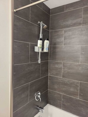 Secador de pelo, toallas, jabón y papel higiénico