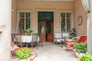 Outdoor dining - Beautiful library room in 19th century mansion (Parma)