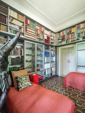 Room - Beautiful library room in 19th century mansion (Parma)