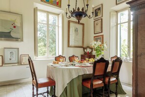 Dining - Beautiful library room in 19th century mansion (Parma)