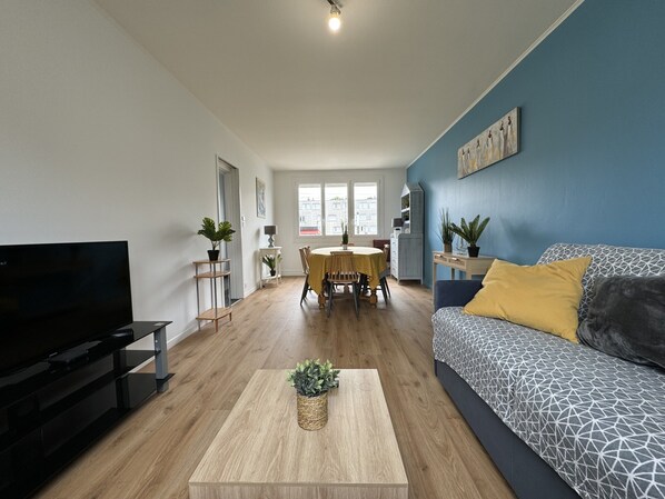 House | Living room - Holiday Home in Le Mans Near 24H Circuit (Le Mans)