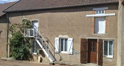 Chez Marie et Lucien : Entre Morvan et vignes / Between Morvan and vineyards