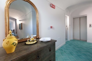 Interior detail - De Pando Panoramic Suites 1086 (Scala)