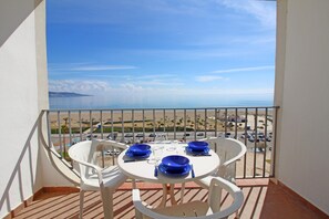 Apartment | Outdoor dining - Studio in Empuriabrava With Sea Views (Castello d'Empuries)