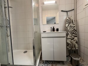 Apartment | Bilik Mandi