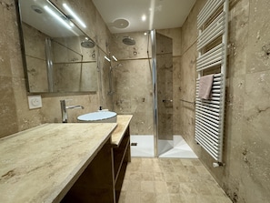 Apartment | Bathroom | Hair dryer - Le Corner - Ville - 8 Pers (Le Mans)