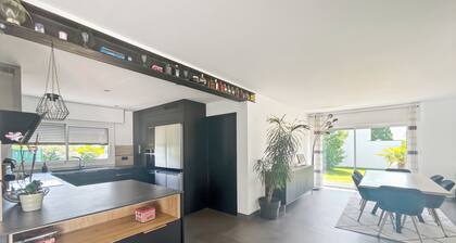 Maison plain-pied avec piscine pour 8 personnes.