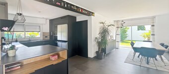 Maison plain-pied avec piscine pour 8 personnes.