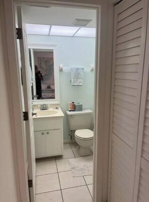 Sèche-cheveux, serviettes fournies, savon, papier toilette