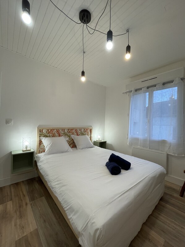 3 chambres, fer et planche Ă repasser