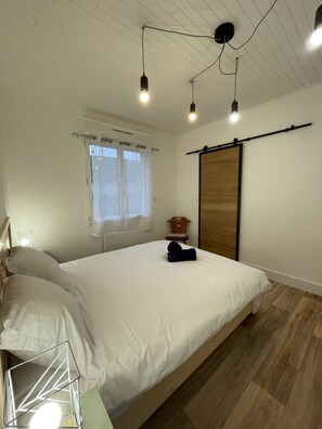 Departamento | 3 habitaciones y tabla de planchar con plancha