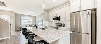 Cozyhub Vacation Rental with AC-Shops, Calgary Airport/Free Parking / Near Parks