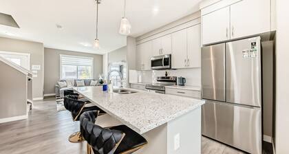 Cozyhub Vacation Rental with AC-Shops, Calgary Airport/Free Parking / Near Parks