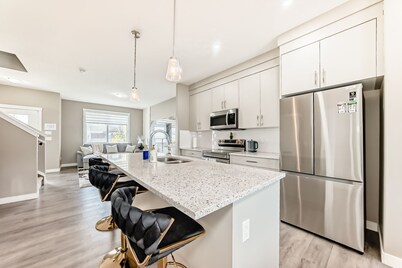 Cozyhub Vacation Rental with AC-YYC, Calgary Airport/Free Parking / Near Parks