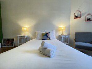 6 bedrooms, laptop workspace, iron/ironing board