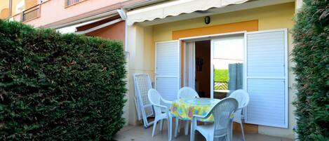 House | Outdoor dining