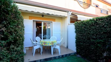 House | Outdoor dining