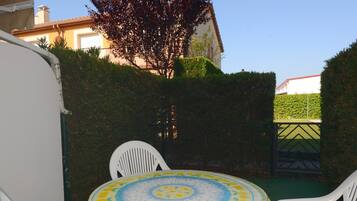 House | Tempat makan luar