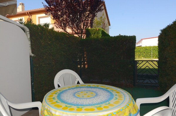 Outdoor dining - House in Lestartit Near Sandy Beach (Torroella de Montgrí)