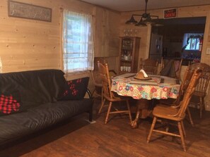 TV - Family cottage by river pet friendly sleeps 7, 3 waterfalls and hiking trails (Bracebridge)