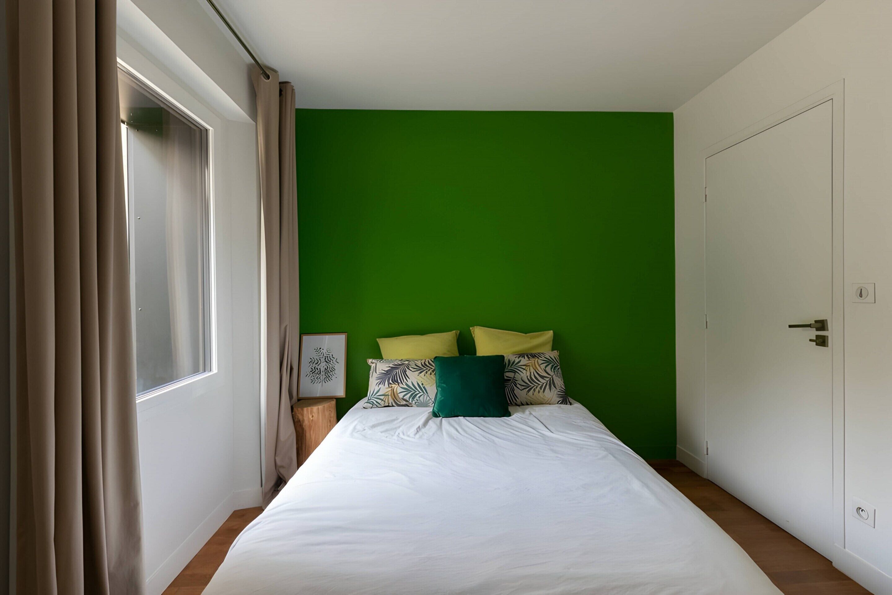 7 chambres, fer et planche à repasser