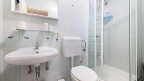 Dusche, Haartrockner, Bidet, Handtücher
