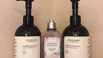 Douche, sĂšche-cheveux, serviettes fournies, savon