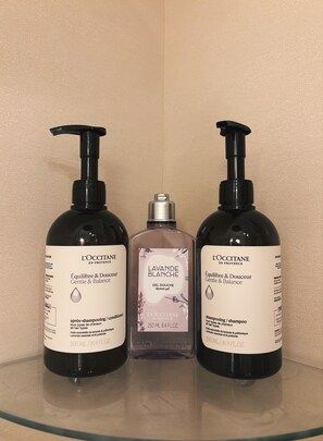 Douche, sĂšche-cheveux, serviettes fournies, savon