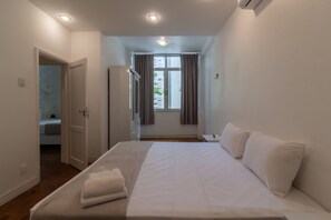 2 bedrooms, iron/ironing board, travel cot, free WiFi