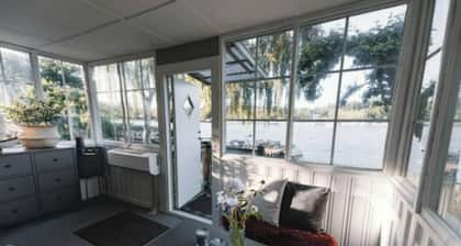 Serene Lakeside Cabin Next to the sea Just 10 Minutes From Stockholm City!