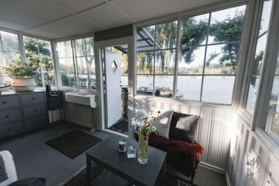 Serene Lakeside Cabin Next to the sea Just 10 Minutes From Stockholm City!