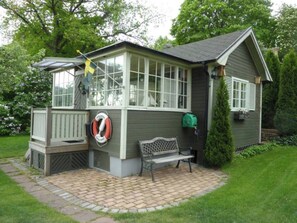 Exterior - Serene Lakeside Cabin Next to the sea Just 10 Minutes From Stockholm City! (Solna)