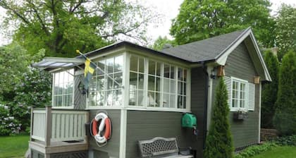 Serene Lakeside Cabin Next to the sea Just 10 Minutes From Stockholm City!